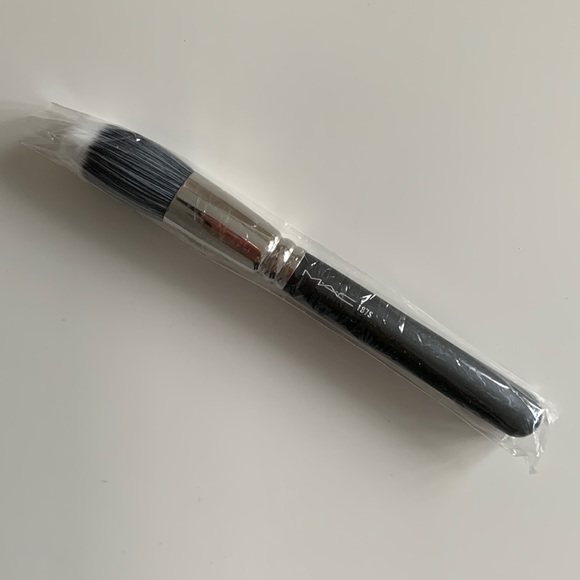 MAC duo fibre face brush - NEW (187S) - Picture 1 of 3